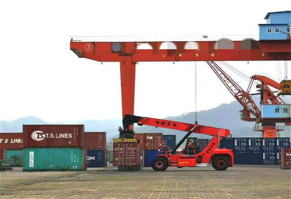 港口搬運(yùn)神器再度來(lái)襲！杭叉45噸集裝箱正面吊順利交付廣西某港口